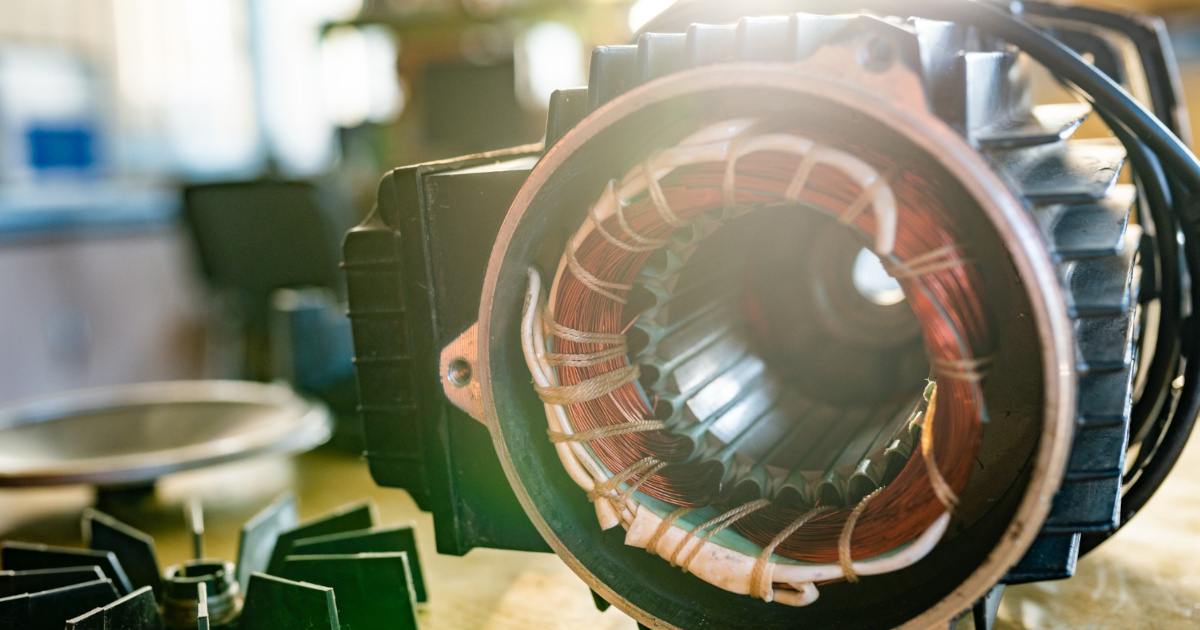 Czym jest moc bierna i dlaczego jej kompensacja jest kluczowa dla realnych oszczędności energii w firmie?